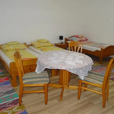 Borostyan Vendeghaz شقة